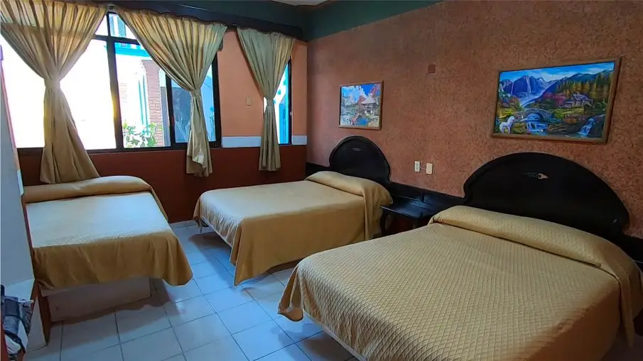 Habitación triple p familiar en Hotel Real Del Quijote